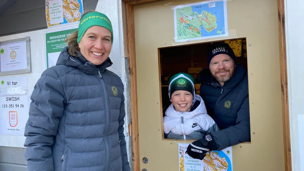 Ellinor, Edgar och Jesper Schüllerqvist har hand om bingostugan den här söndagen.