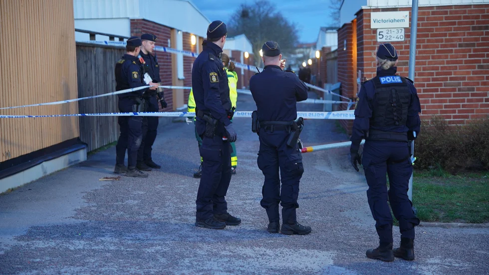 Polis och ambulanspersonal efter skjutningen i Navestad i Norrköping.