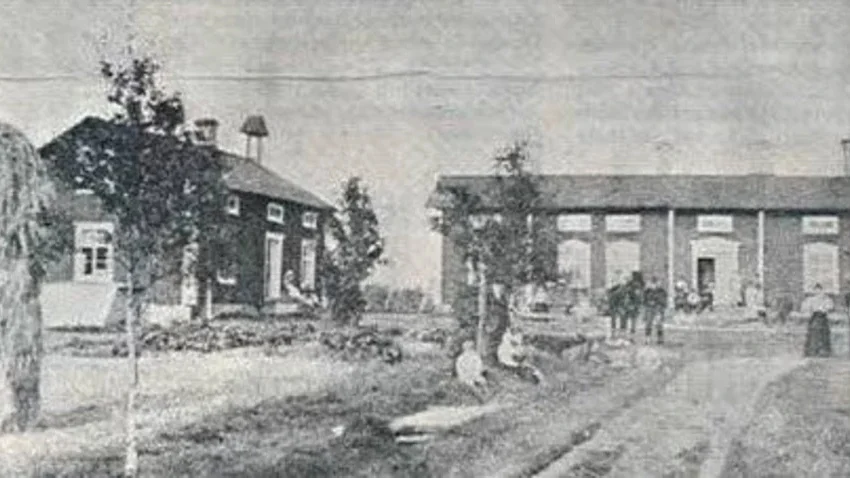 Fattiggården i Öjebyn som 1876 förvärvades av Piteå landskommun, till vilken även hörde ett jordbruk.
