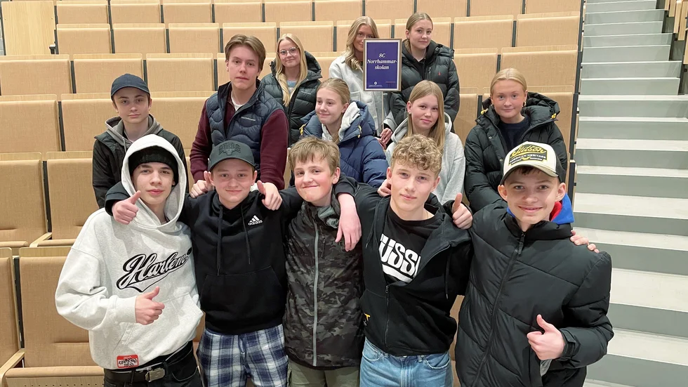Klass 8C på Norrhammarskolan i Skellefteå vann regionfinalen i Teknikåttan. En del elever i klassen saknas på bilden.