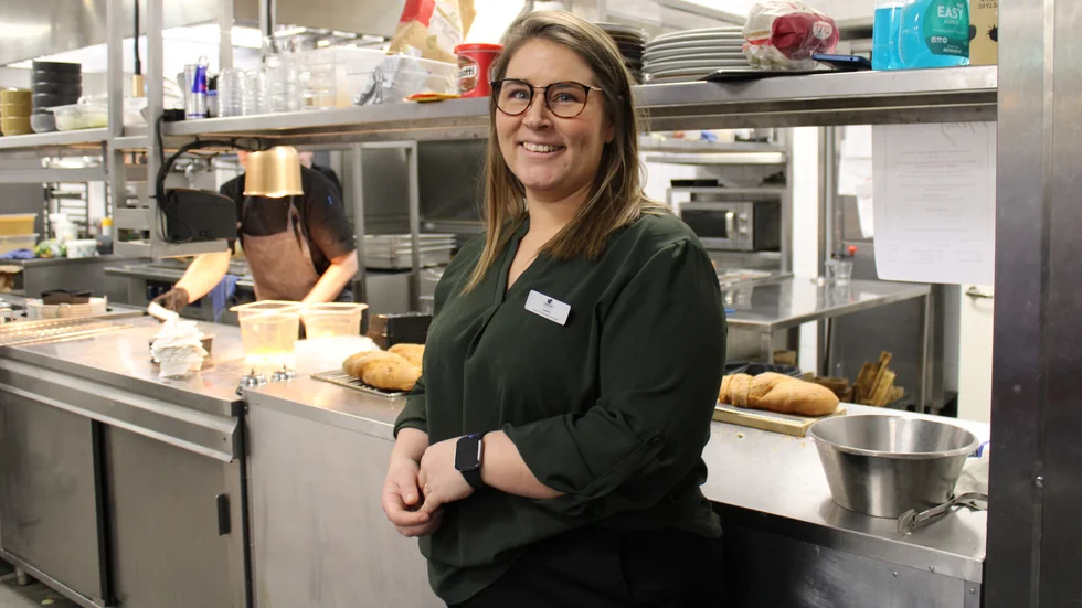 "I det här initiativet ligger fokus på personalen och att de ska uppmärksammas på hur mycket mat som egentligen slängs. Det blir som en reality check, säger Therese Ekström, food- and beverage manager på Vimmerby Stadshotell.
