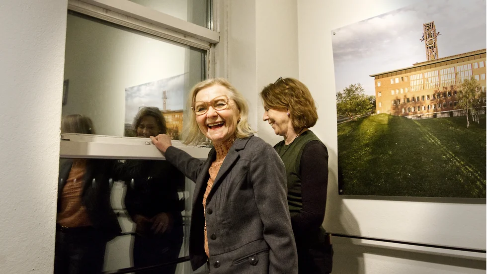 Museichef Margaretha Lindh och kommunikatör Catrine Backman flyttar ut verksamheten inför fönsterrenoveringarna. Det blir ett annorlunda år.