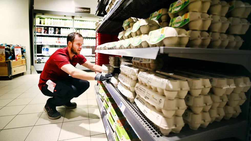 Erik Johansson Englund, butikschef på Hemköp i Eskilstuna centrum, har en bra dag. På måndagen fick han en stor äggleverans, något som inte är så vanligt.