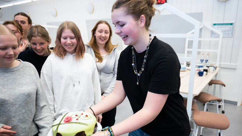 Tuva Nyström och hennes kompisar på Musikgymnasiet i Boden firar glädjebeskedet om räddningen med tårta.