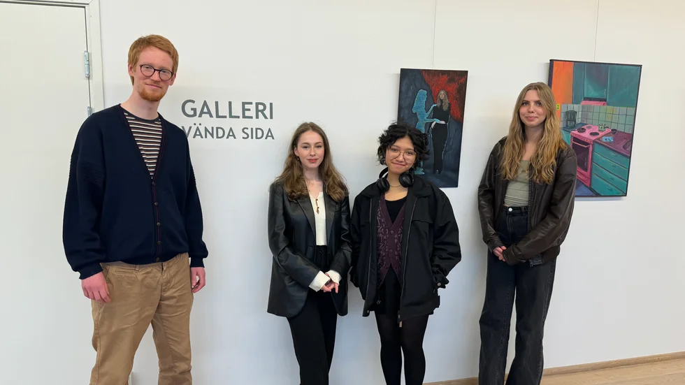 Lunnevadseleverna Egil Forsberg, Mikaela Dirland, Rheinna Bajao och Alma Jönsén ställer ut på Galleri Vända Sida som ligger i stadsbiblioteket i Linköping.