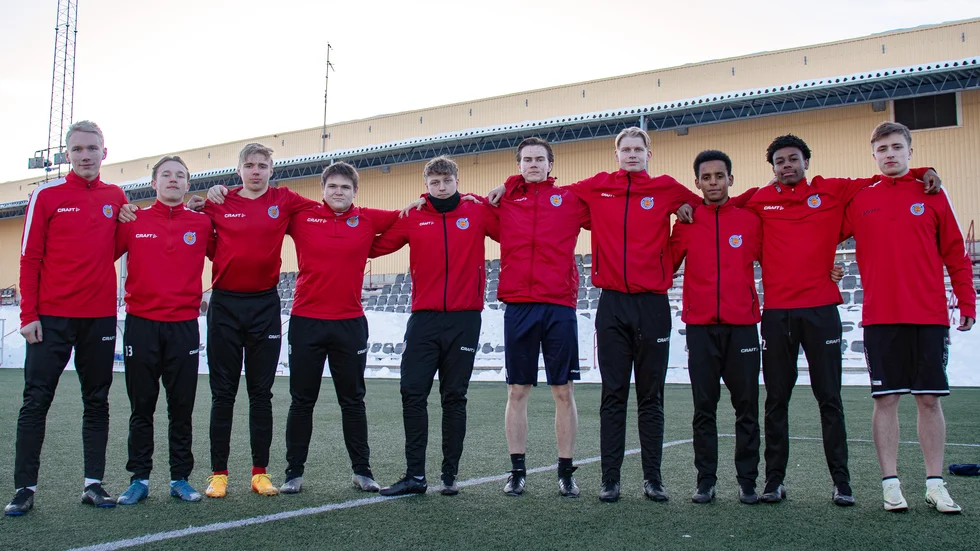 Här är Kiruna FF:s unga generation som ska garantera framtiden. Från vänster: Ebbe Oja Rönnebro (född 2007), Adrian Falkefjeld (2006), Samuel Hannu (2006), Samuel Kemi (2005), Elias Johansson (2004), Filip Siikavaara (2003), August Niemi (2003), Fanel Tekle Mebrahatu (2005), Ryan Mutinda (2006) och Nikolai Jesperssen Stimose (2007).