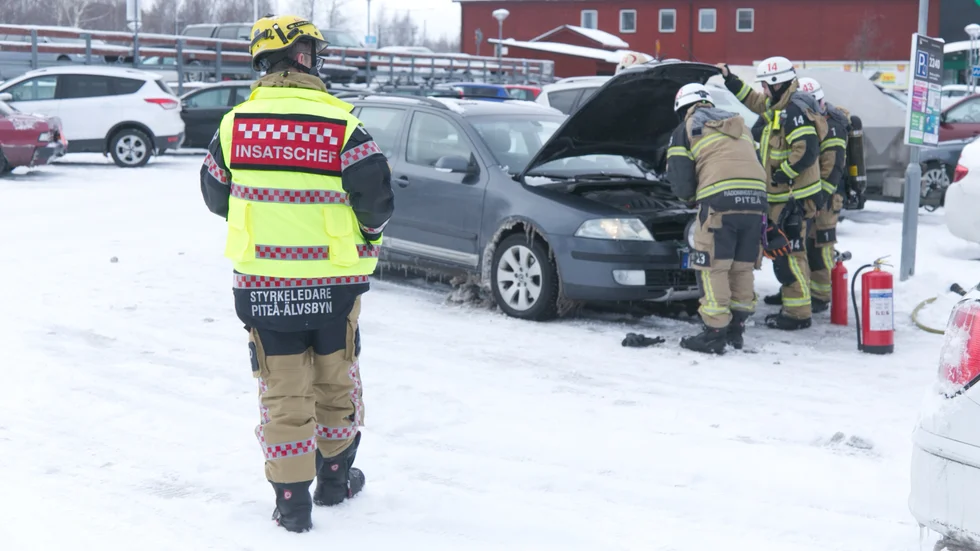 På söndagen började det brinna i en bil på Hamnplan i centrala Piteå.