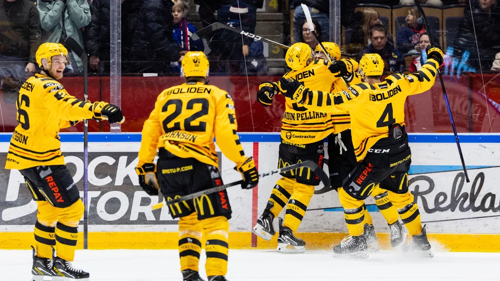 Skellefteå AIK made a splendid start in Tuesday's quarter-final at Saab Arena. Here, the first goal scorer of the match, Dylan Sikura, is embraced by his teammates.