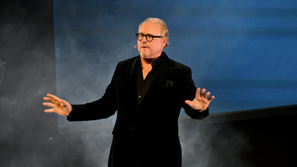 Fredrik Lindström kommer tillbaka till Uppsala med sin föreställning  "Stora dialektshowen".