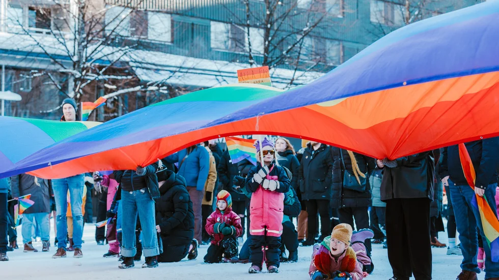 ”Men även om Sverige är ett av världens mest progressiva länder, finns fortfarande utmaningar. Hatbrott mot hbtq-personer ökar, särskilt mot transpersoner, och unga i hederskontexter riskerar att utsättas för våld och förtryck på grund av sin sexuella läggning eller könsidentitet.”