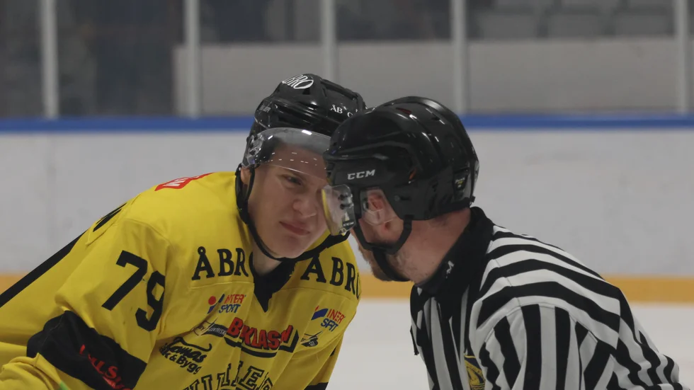 Isac Göransson face to face med en linjedomare.