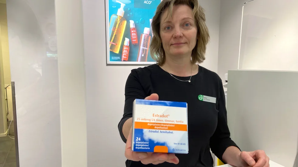 Hanna Smeds, receptarie på Apoteket Renen, säger att hon får mängder av frågor kring restnoteringen av hormonplåster.