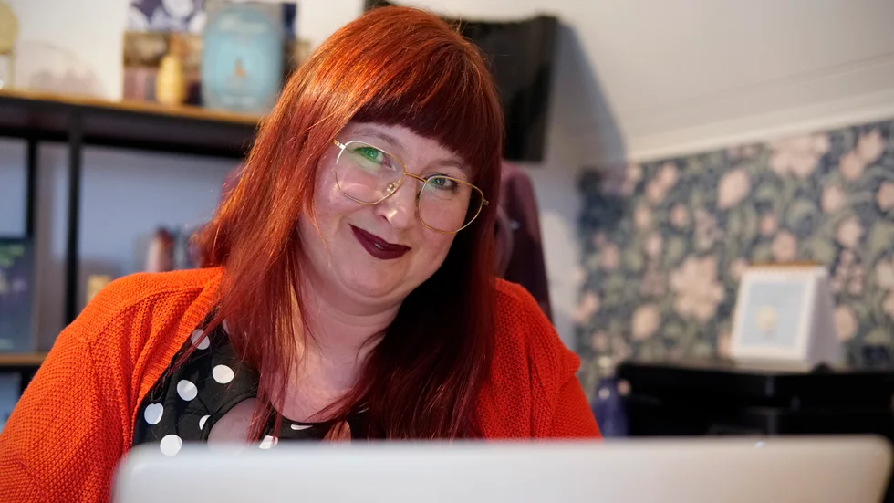 Maria Lindgren har precis gett ut boken "Norrskenet bedrar" där läsaren får hänga med på jakten på en mördare. Något som gör att boken skiljer sig från en vanlig deckare är att det finns inslag av både häxor och magi i historien. 