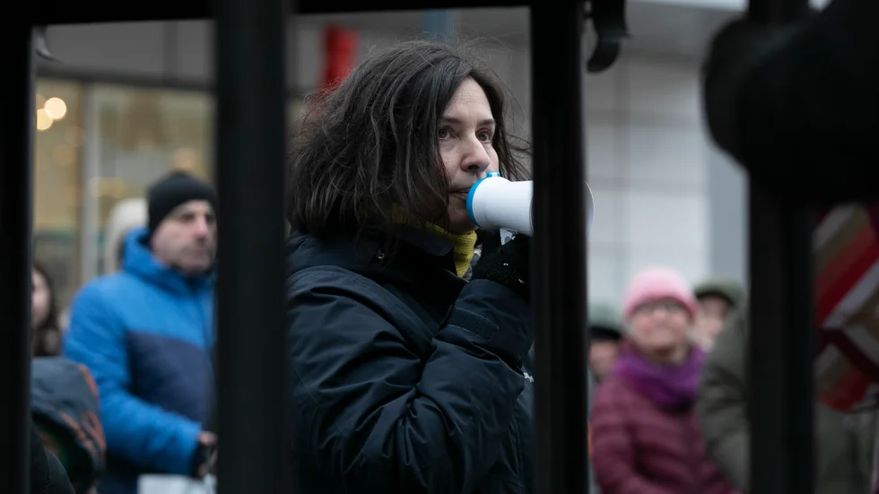 Eugenia Segerstedt inledde manifestationen i Luleå med att hålla ett tal. 