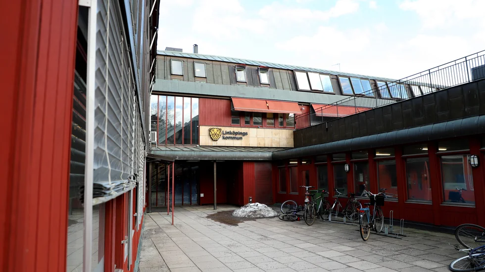 Linköpings kommun ska spara 100 miljoner i kommande budget. Genom att stänga Lotsen sparas 4 miljoner. Men vad kommer denna besparing att kosta kommunen i det långa perspektivet när de som vistas på Lotsen mår sämre, frågar sig insändarskribenten.