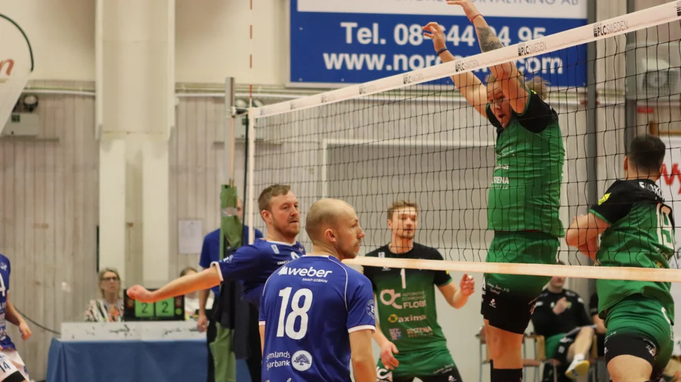 Centern Andreas Brink, längst till vänster i blått, och passaren Hannes Olofsson, i blått med nummer 18 på ryggen, lämnar VVK inför kommande säsong. Men istället för man tillbaka ett kraftfullt namn från Floby, som vann elitseriens grundomgång 2023/2024.