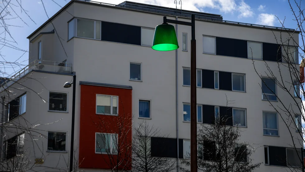 Ett nybyggt hus. Just det här finns i Stockholm. Men det hade kunnat vara i vilken stad som helst. 