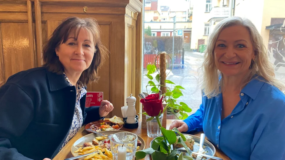 Maria Nathanson och Carin Adlén sörjer att Brasserie Oskar Erikson lägger ner lunchverksamheten.