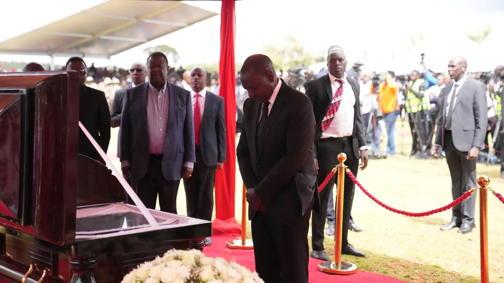 Kenyas president William Ruto framför Kelvin Kiptums kista under maratonstjärnans begravning.