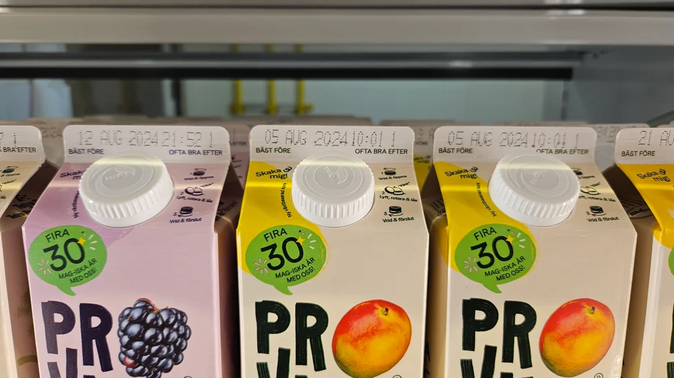 Många mejerier och läskproducenter har redan anpassat sina förpackningar enligt de nya reglerna. Detta har dock väckt missnöje bland vissa konsumenter, som tycker att de nya korkarna är i vägen, svåra att stänga ordentligt och därmed ofta läcker.