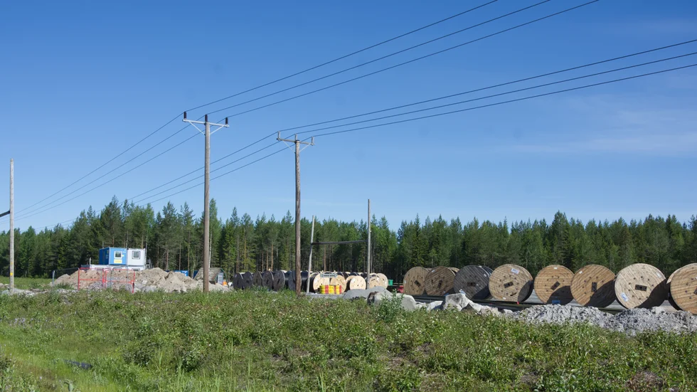 På den här platsen, bortanför ledningarna, kan det sättas upp entreprenörsbostäder nästa år. För närvarande håller Vattenfall Eldistribution, Luleå Energi och Lunet på att dra elledningar och fiber mellan Lerbäcken och Hertsöfältet. 