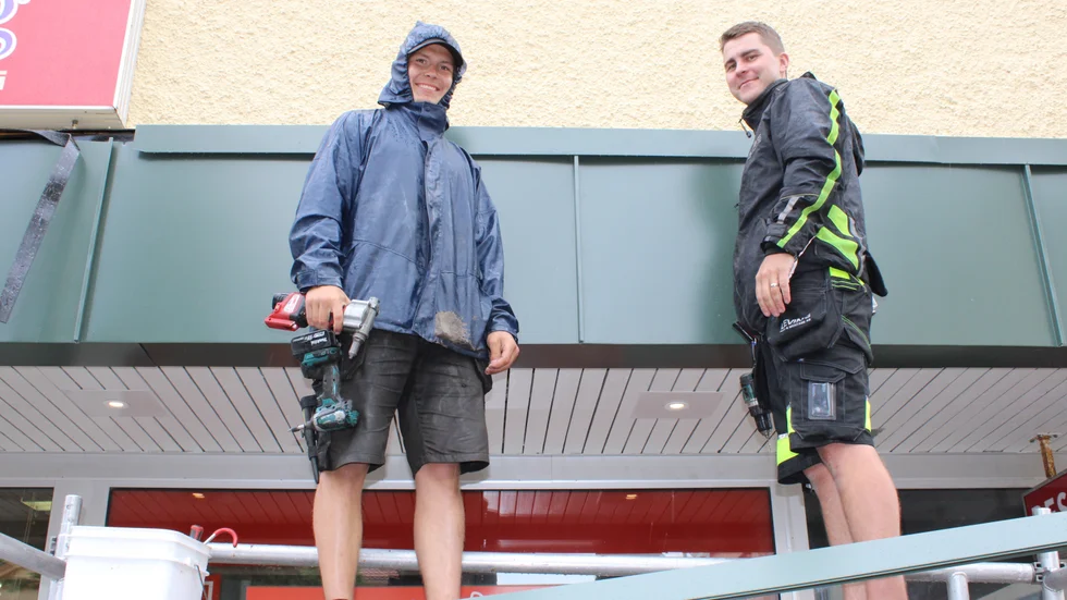 Eddie Levin, 24 år, och Alex Berggren, 30 år, svarar hockey på båda frågorna: Det bästa är hockeyn på vintern och det sämsta är att det inte är hockey året om.