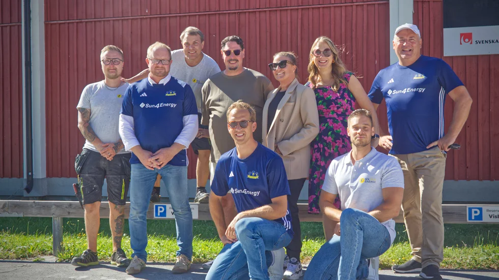 Ett upprymt gäng var på plats och presenterade planerna om den nya solcellsanläggningen som ska monteras på taket på IBC.