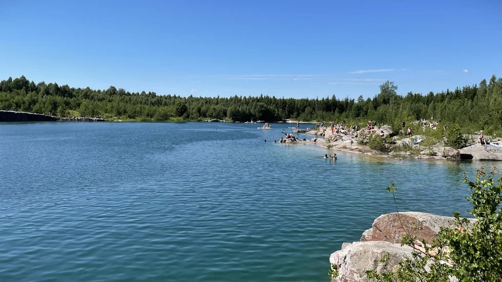Trollsjön i Tierp är en populär besöksplats för soldyrkare men nu kan p-avgiften höjas för att täcka kostnader för skadegörelse.