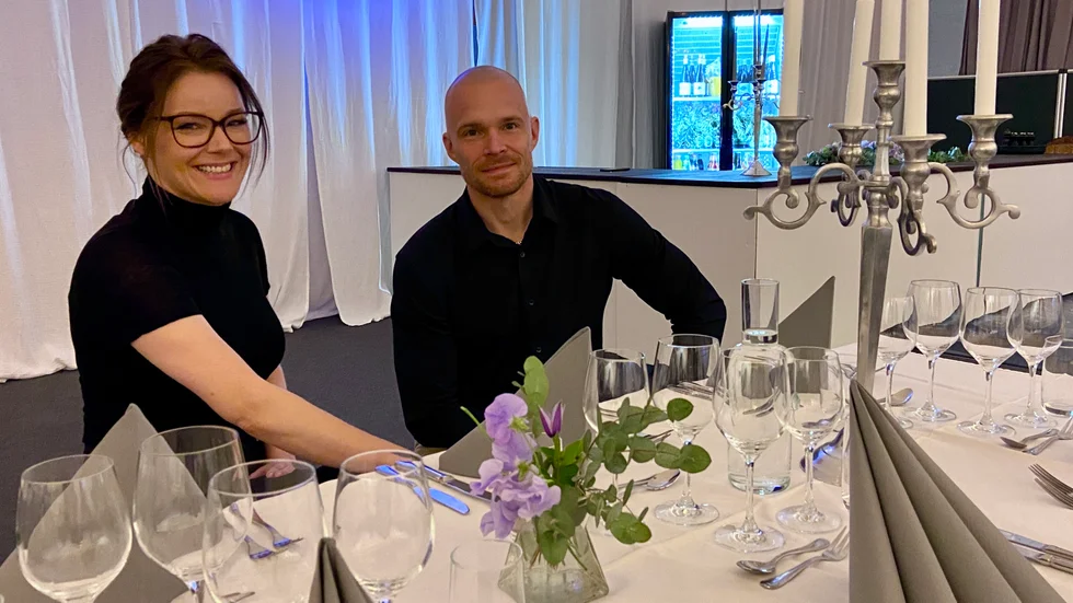 "Det är absolut inte mycket fylla, som man kanske kan tro när man samlar 200 stycken 18-åringar", säger Ricki Galczewski, hotellchef, som här ses tillsammans med Louise Söderkvist, husfru i restaurangen.