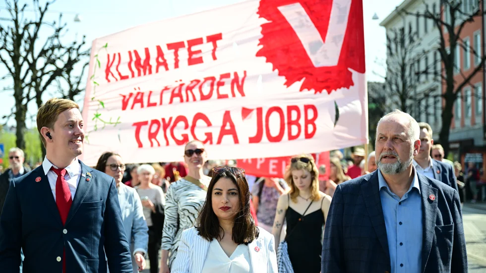 Vänsterpartiets partiledare Nooshi Dadgostar i första maj-tåget i Göteborg, flankerad av partikamraterna Håkan Eriksson och Jonas Sjöstedt.