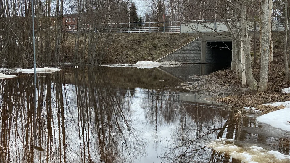 Under lördagen upptäcktes det att gångtunneln mot Norrgården var kraftigt översvämmad.