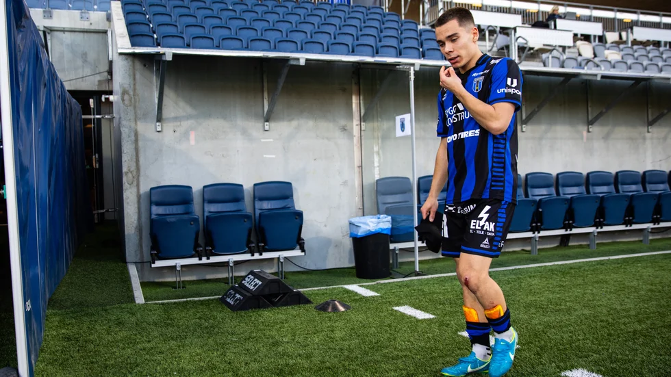 Leo Walta, en av få godkända Siriusspelare, deppar efter 0-3 mot Häcken.