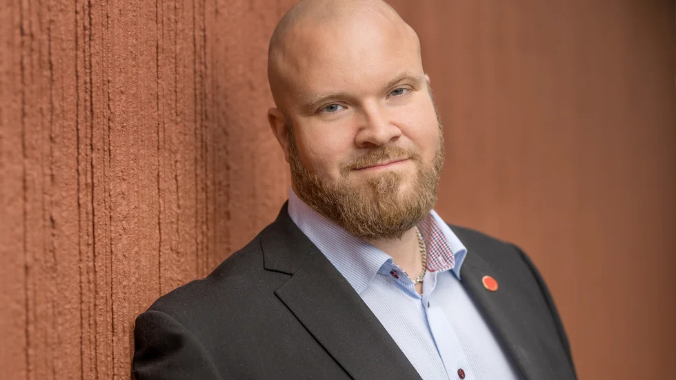 Pim van Dorpel drog tillbaka sin kandidatur att bli LO-ordförande efter det framkommit att han som 14-åring sökt sig till skinnskallekulturen i sin hemstad Nyköping. 