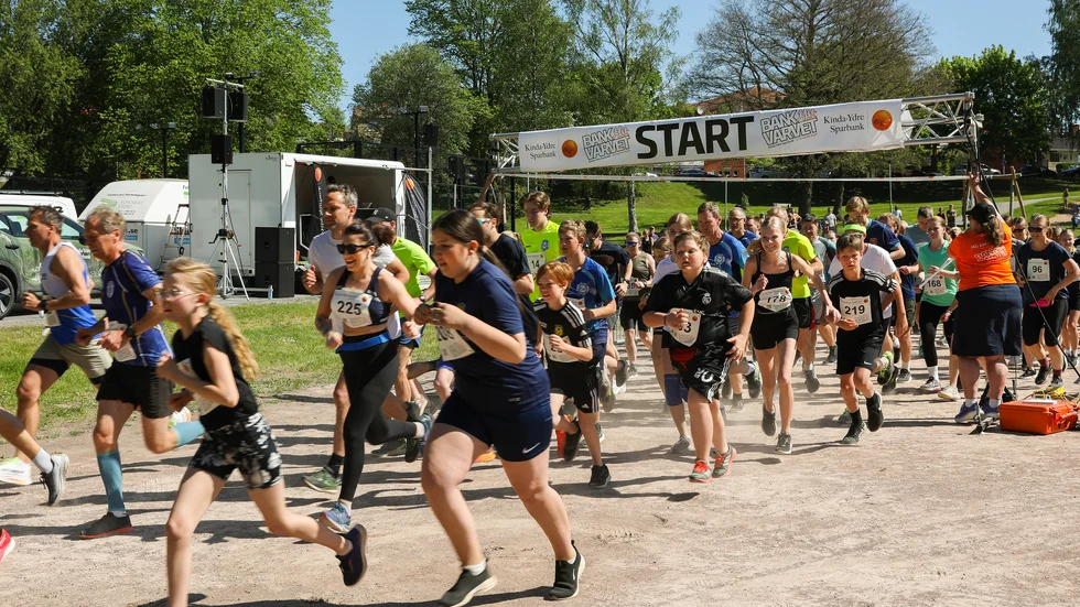 Populära Bankvarvet arrangerades för sjätte året i rad av Kinda-Ydre Sparbank. Här går startskottet för allmänhetens lopp, med start och mål i Kullaparken, Kisa.