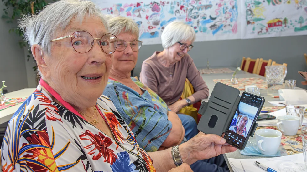 Elisabeth Andersson, 95 år, har precis tagit sitt livs första selfie. "Man måste hänga med i samhällsutvecklingen, eller försöka åtminstone", säger hon.