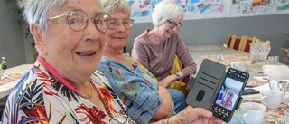 Här tar Elisabeth, 95 år, sitt livs första selfie