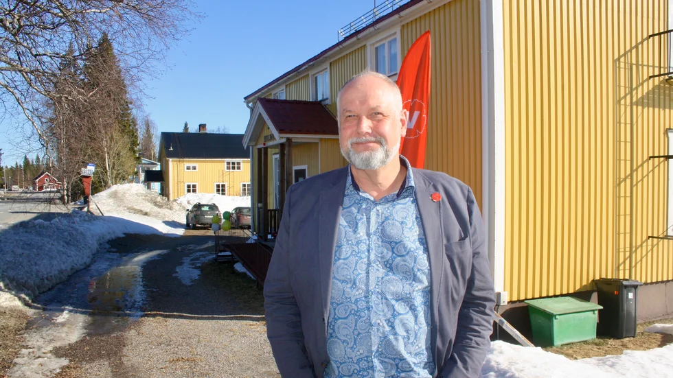Jonas Sjöstedt framför Byastugan i Rentjärn.