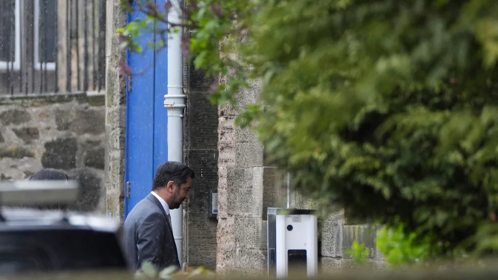 Humza Yousaf på väg in i Bute House, försteministerns residens i Edinburgh, där han meddelade sin avgång på måndagen.
