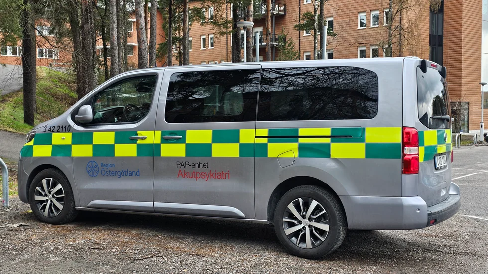 Psykiatriambulansen riskerar att läggas ned i Norrköping. "Det är ett beslut som borde diskuteras politiskt", säger Kaisa Karro (S), oppositionsråd och gruppledare i regionen