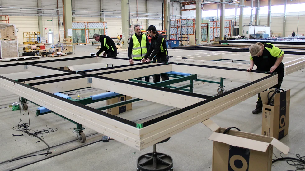 Just nu tillverkar fabriken fasadelement till en kontorsbyggnad i Värnamo. Flera nya storordrar gör att produktionstakten behöver skruvas upp rejält framöver.