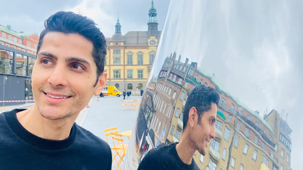 Med en fot hemma hos familjen i Eskilstuna och i Stockholm, och med den andra på väg västerut mot Kalifornien. Goran Asaad, 40, är på väg att förverkliga en dröm. Och med det vill han inspirera andra till att våga. "Det handlar om attraktionslagen. Det du sänder ut i universum får du tillbaka."