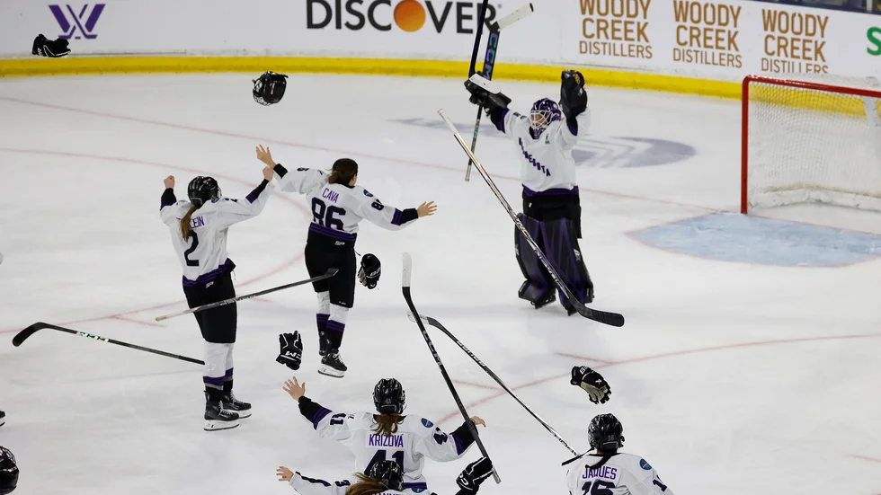 Minnesotaspelarna jublar efter att vunnit den första Walter Cup, PWHL-ligans slutspel, mot Boston den 29 maj. PWHL håller på att rita om hockeykartan i damvärlden.