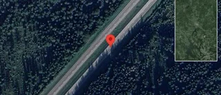 Personbil står still på E18 - stopp i ett körfält