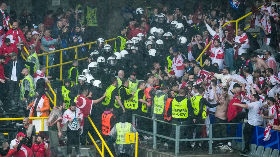 Polis fick separera turkiska och georgiska fans som slogs på läktaren inför tisdagens match.