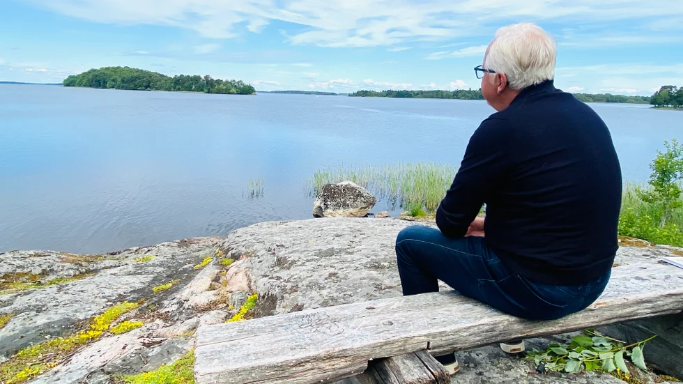 Hur överlever man att som förälder tvingas begrava ett barn? Eskilstunas tidigare kommundirektör Pär Eriksson tvingades ställa sig de allra tyngsta frågorna när sonen Olle hastigt gick bort hösten 2021. Och det blev Olle som sedan på något vis i möten och samtal dem emellan gav tröst och framtidshopp och fick sin pappa att våga släppa taget och finna hoppet och framtidstron åter. Samtalen har nu blivit till en bok.