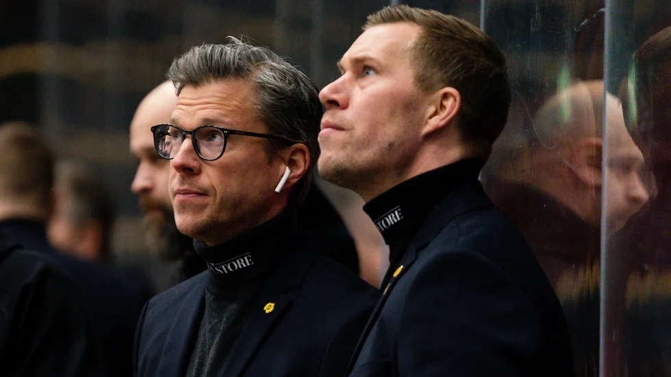 Andreas Falk (th) och Erik Forssell i båset. Forssell hoppade ned och fyllde upp Robert Ohlssons plats, då huvudtränaren var sjuk.