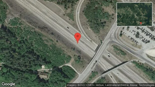 Brinnande fordon stoppar trafiken på E20