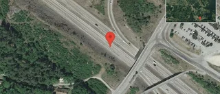 Brinnande fordon stoppar trafiken på E20