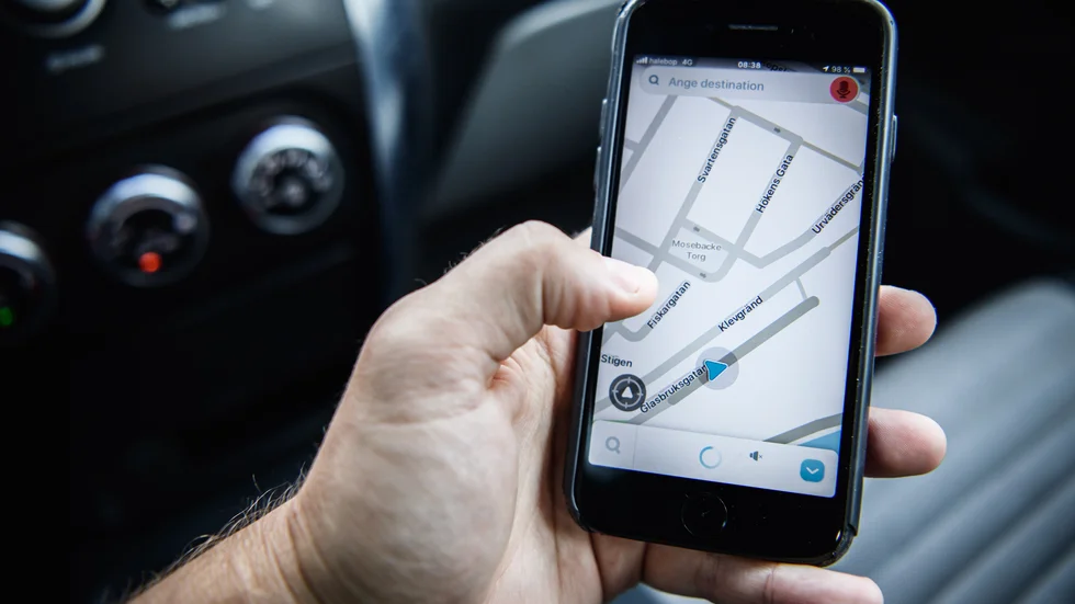 Du får använda mobilen som gps om den inte är i din hand. Sätter du upp telefonen i bilen så är det okej, men om du håller i handen är det otillåtet enligt reglerna i trafikförordningen.