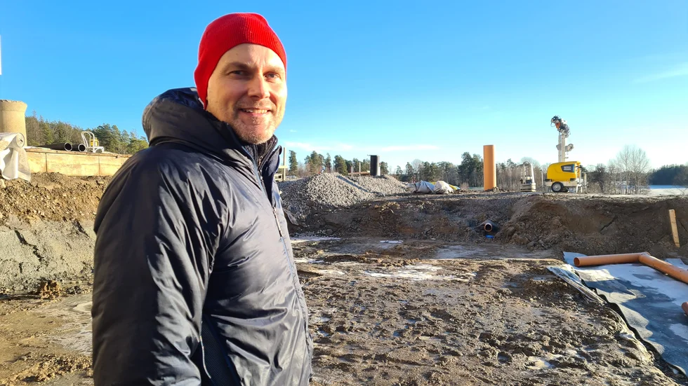 Jonas Haga är arkitekten som just nu tar sig an Solbacka. På bilden står han i vad som kommer att bli en pool.